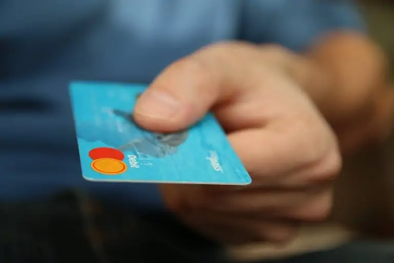 Navigating the World of Credit Cards: Choosing the Best Option for Your Financial Needs in Singapore